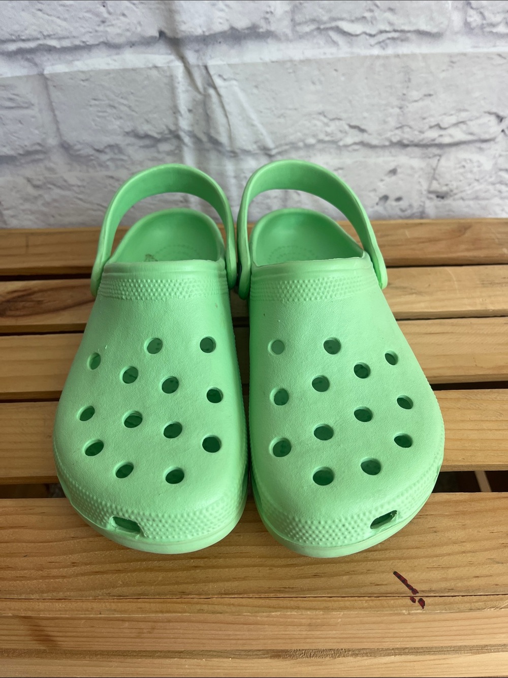 Crocs unisex adult light green classic clog shoes size 7 women’s 5 men’s - Picture 1 of 7